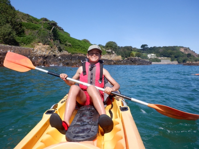  Chavo aventurero en kayak 