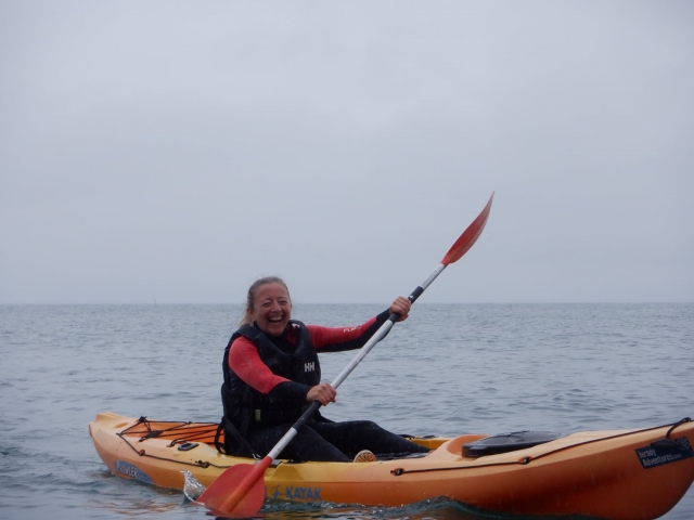 Con una gran sonrisa mientras navega en kayak 