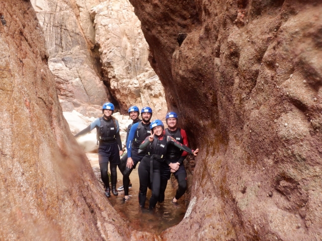  Explorando mientras hace coasteering 