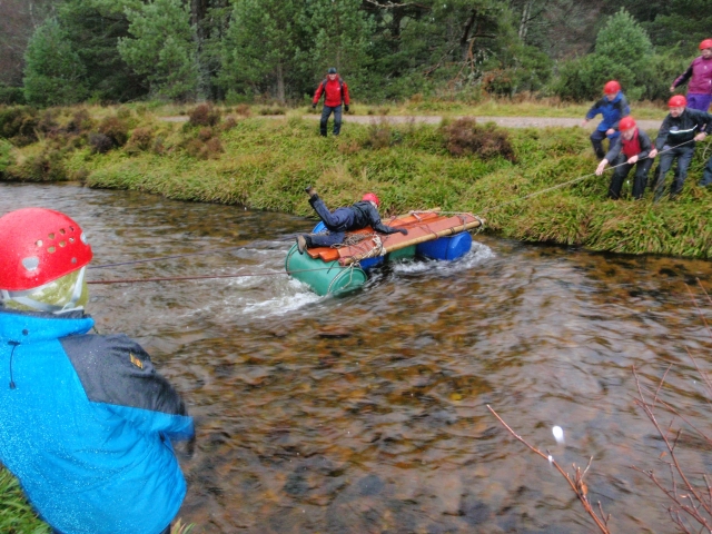  Cruzando el río en la balsa 