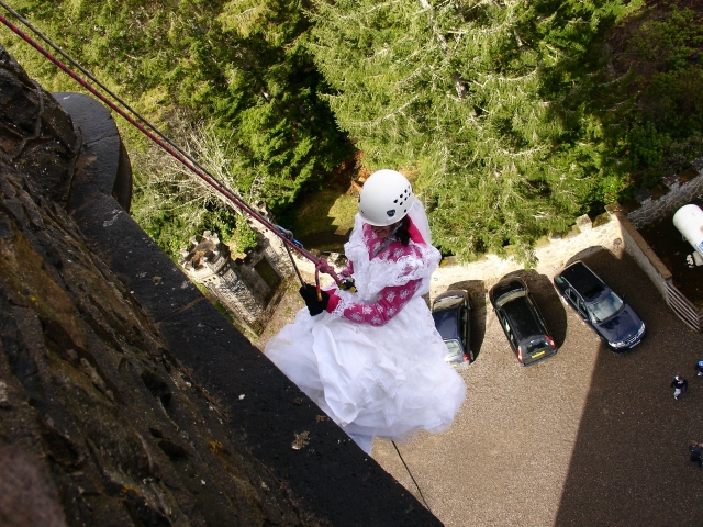  Novia haciendo rappel 