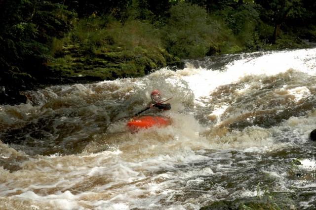  Kayak en rápidos de aguas brava 