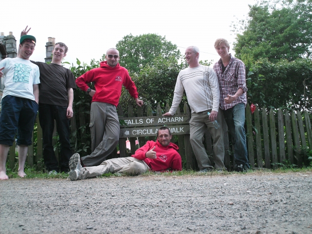  Foto con los guías después de un buen día de barranquismo 