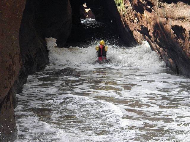  Jugando con las olas, acantilados de Arbroath