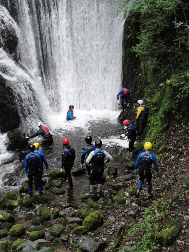  Jugando en la cascada 