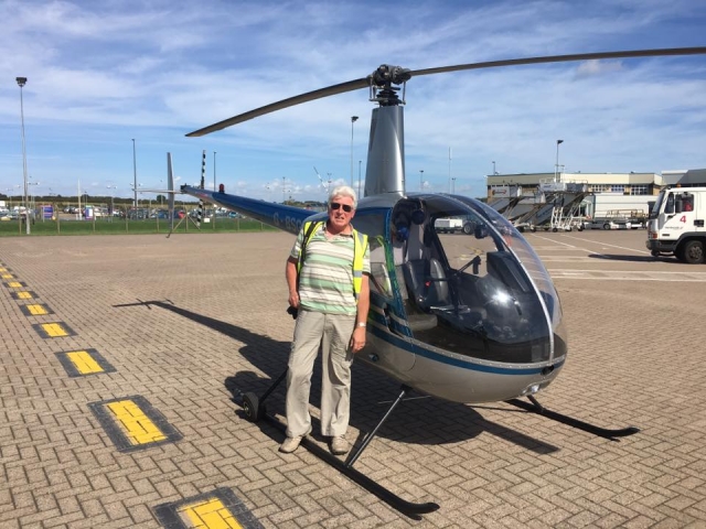  Posando junto al helicóptero