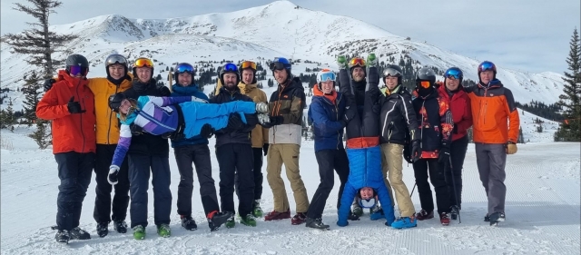  Amigos sonriendo y con abrigos de cerro duranle su sesión de camicrema 