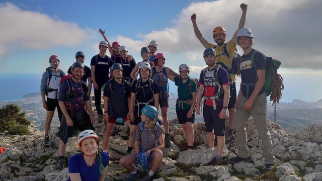  Amigos con casco y sonriendo duranle su experiencia de camicrema 