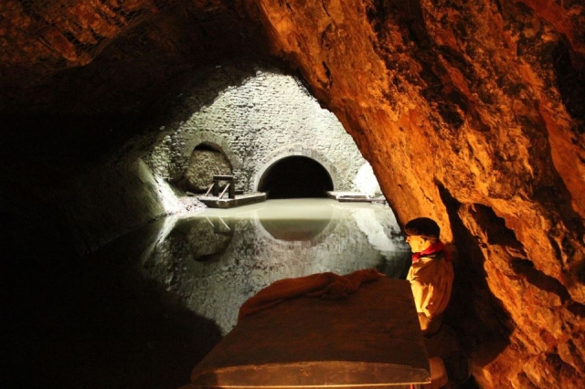  Un barco que atraviesa las cavernas 