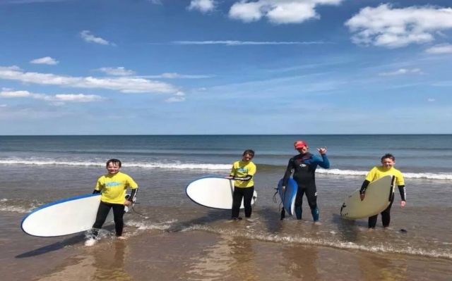  Surfea con su familia 