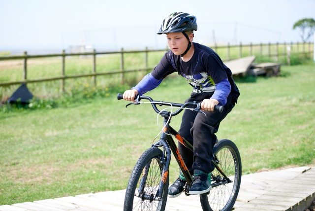  Niño en bicicleta 