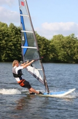  Atraviesa el agua mientras disfrutas del divertido deporle del windsurf 