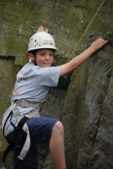  Escalando nuestra pared de roca en el bosque 