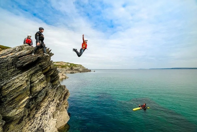  Da un salto de fe en Coasteering 