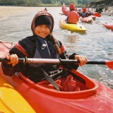  Todo sonrisas en kayak bajo el sol 
