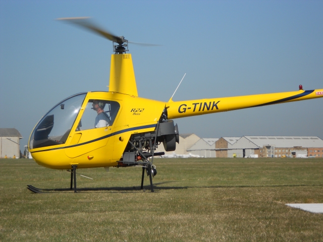  R22 solo flotando en el aeropuerto de Cambridge