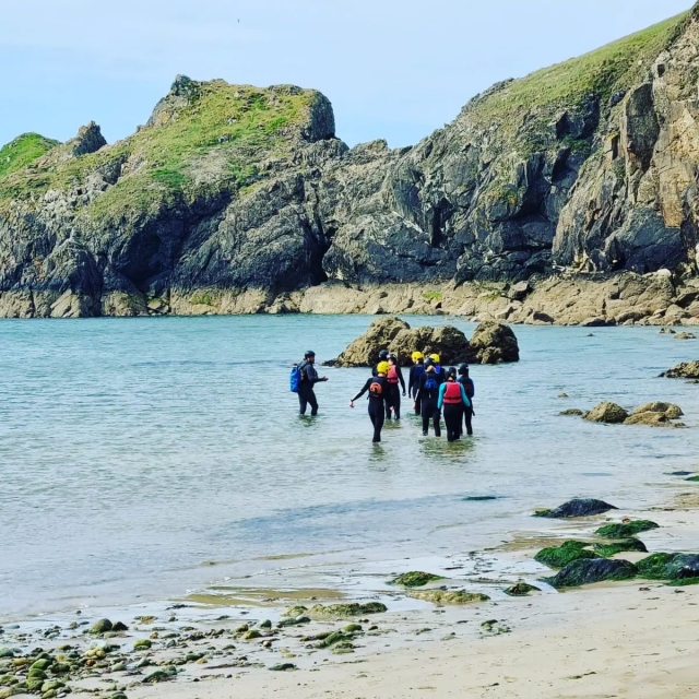  Coasteering en Pembrokeshire 
