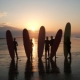  Surfeando al anochecer 