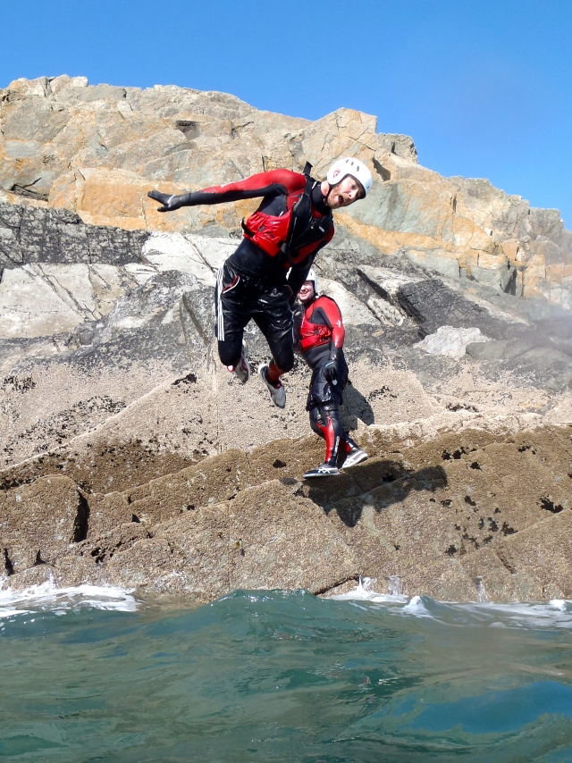  Coasteering en Pembrokeshire 