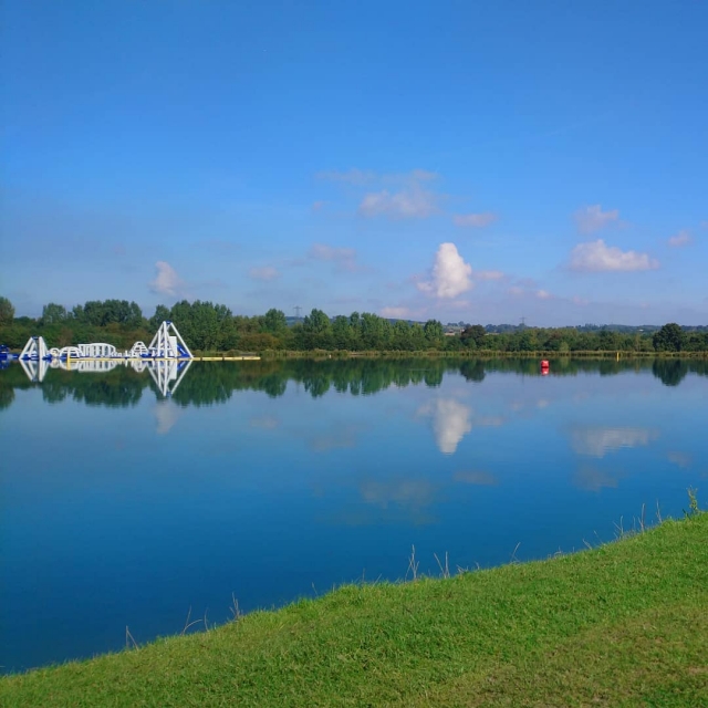  Oues beautiful lake 