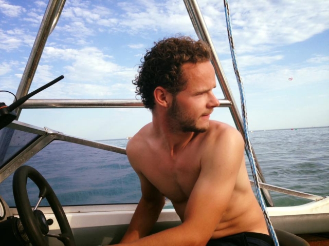  Instructor de agua manejando nuestra lancha rápida 