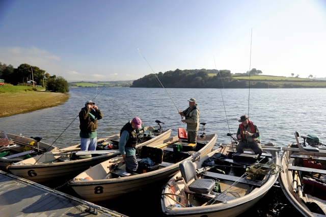  Barcos de pesca preparándose para salir 