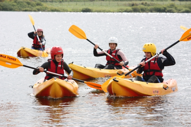  Kayak en grupo en un día soleado