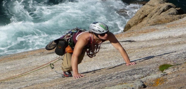  Combina su actividad de surf con un poco de escalada. 