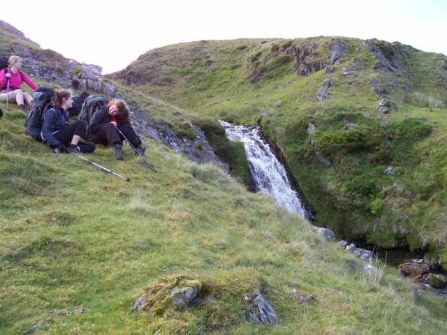  Hikiing cerca de una cascada 