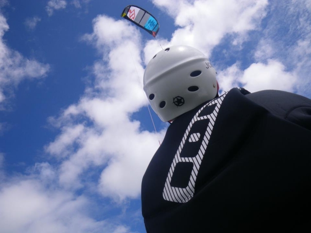  Kitesurf mientras aprecia el hermoso cielo azul 