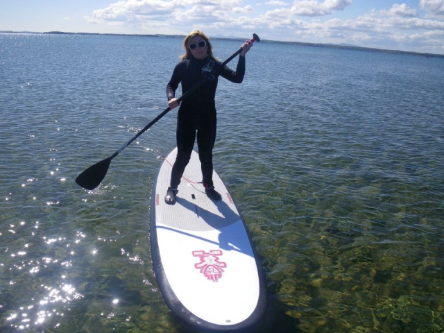  Balanceándose mientras se propulsa con la paleta 