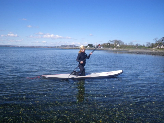  Remando y propulsando de rodillas 