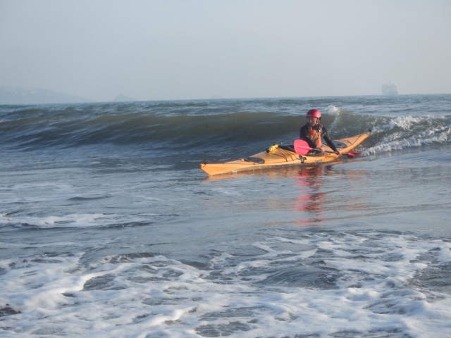  Chica en naranjas ayudas a la flotabilidad haciendo kayak 