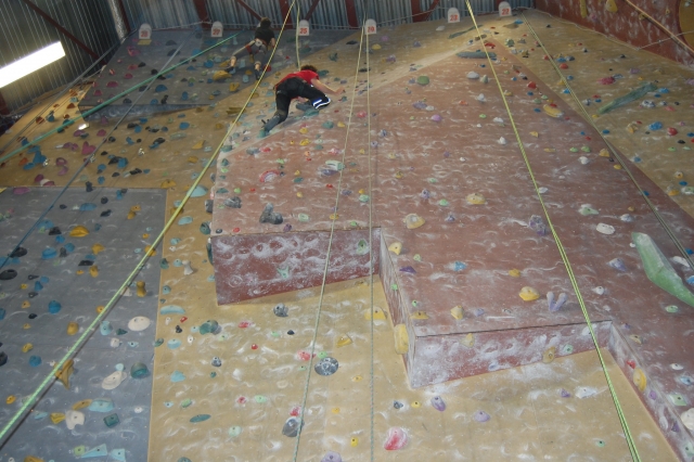  Ruta de escalada con cuerdas 