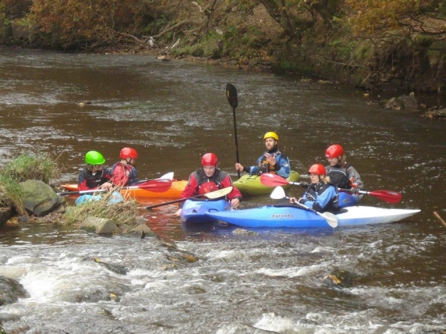  El rafting es una actividad divertida. 