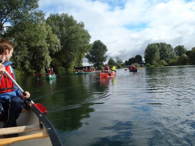  Pbaños en canoa con amigos e instructores 