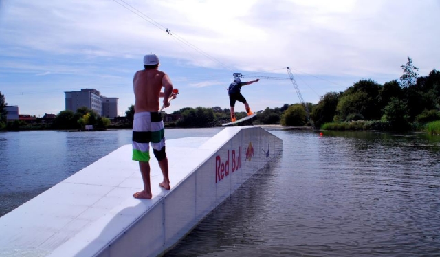 Clases de wakeboard disponibles. 