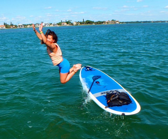  ¡Chica saltando desde su tabla!