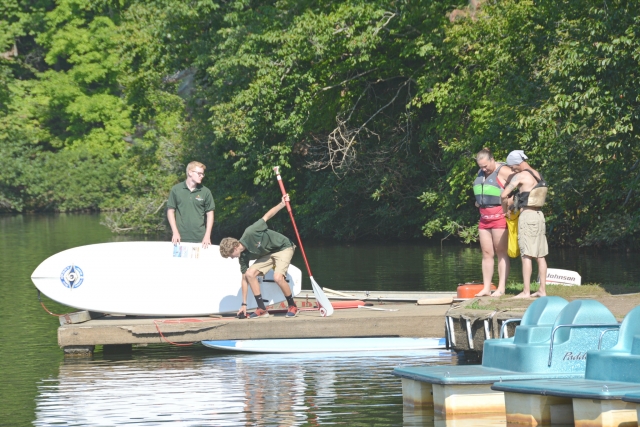  Familia preparándose para el paddleboard 