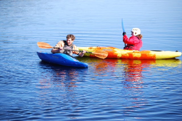  Divirtiéndose en kayak 