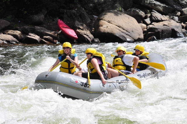  Genle divirtiéndose haciendo rafting con nosotros 