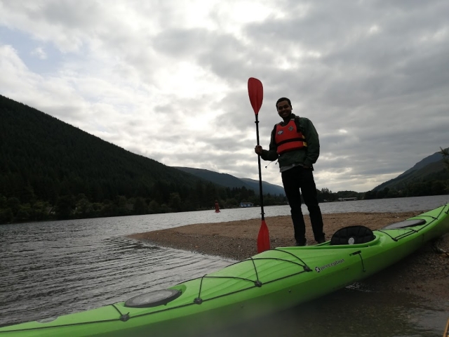  Hombre haciendo paddleboard con nosotros 