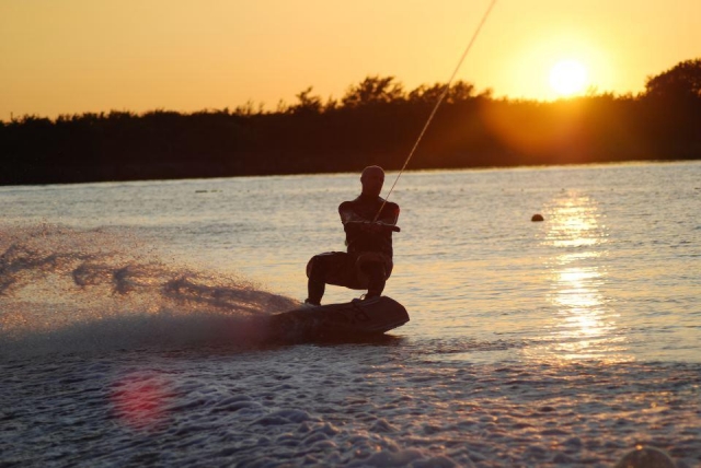  Aprende a hacer wakeboard en Welton. 