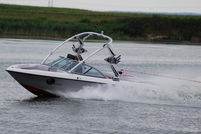  Aprende a hacer esquí acuático. 