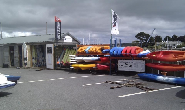  Ubicado en el estacionamiento principal. 