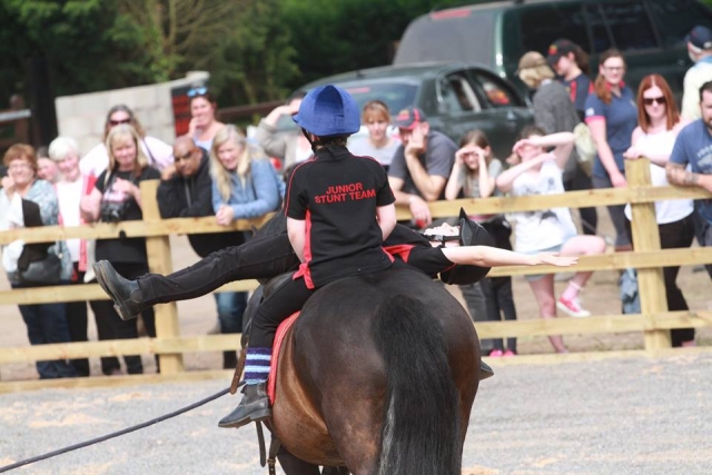  Mostrando algunas acrobacias en The Horse Activity Center 
