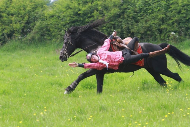  Practicando algunas acrobacias en The Horse Activity Center 