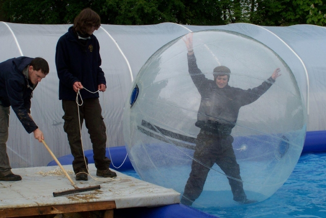 Zorbing es otra cosa que puede probar en su estancia.