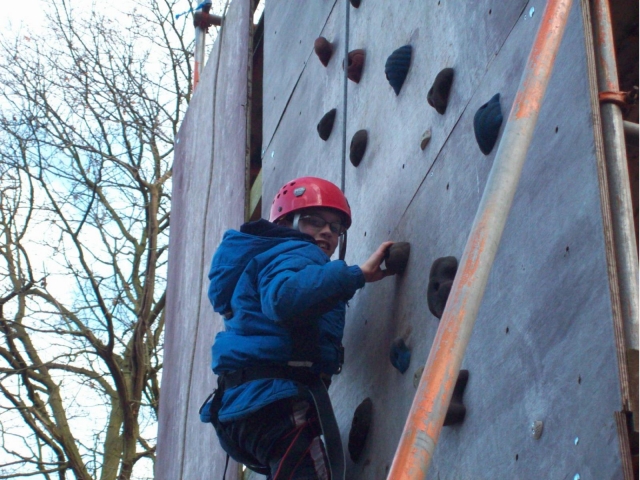  Prueba también la escalada en interiores o al aire libre. 