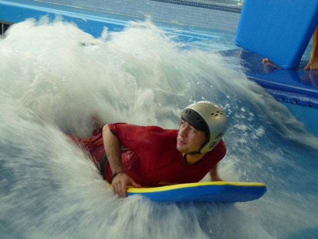  Experimenle el surf en interiores. 